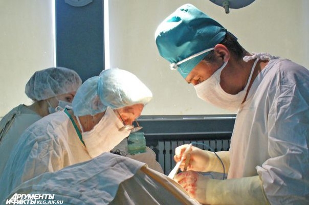 В Москве готовятся к операции по разделению сиамских близнецов. Девочки, сросшиеся брюшной стенкой, родились в мае в Новосибирске. Операцию по разделению должны были провести через две-три недели после рождения, но порок сердца одной из пациенток поменял 