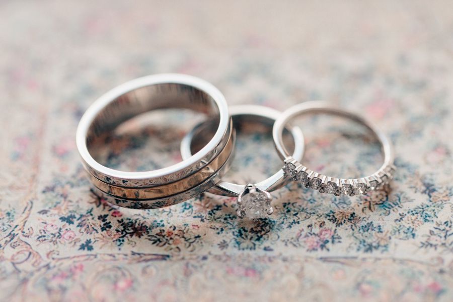 Как выбрать обручальное кольцо. Ювелирные свадебные украшения.