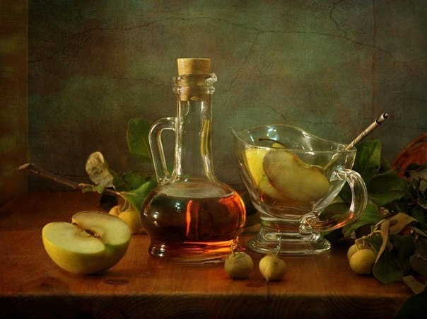 Как и питьевая сода, яблочный уксус обладает широким спектром применения в личной гигиене и уборке в доме.