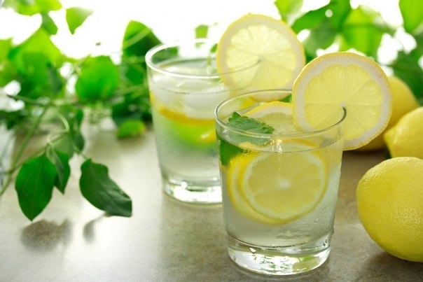 5 причин выпить воду с лимоном утром