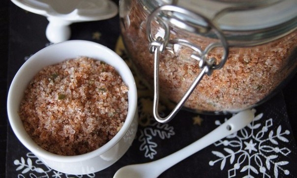 Адыгейская соль – любимый продукт кавказских долгожителей. Благодаря добавлению специй, раскрывающих вкусовые качества продуктов, на блюдо нужно процентов на 20% меньше соли, чем обычно.
