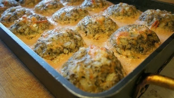 Тефтели с грибами, запеченные в духовке в томатно-сметанном соусе