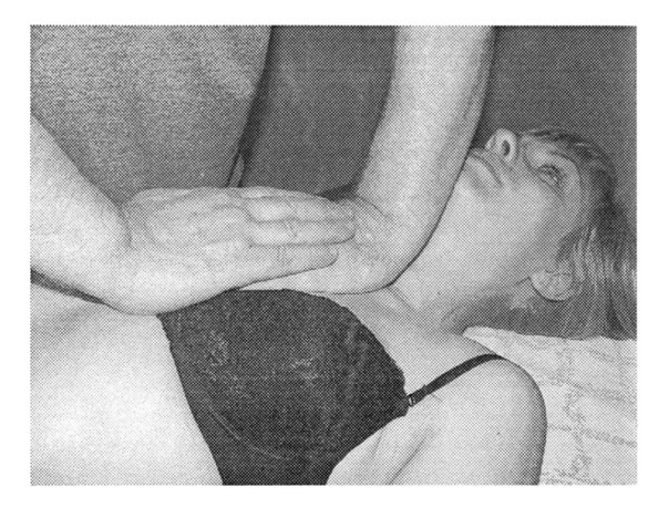 Релаксация связочного фасциального комплекса средостения с использованием фаз дыхания и пассивных движений грудины